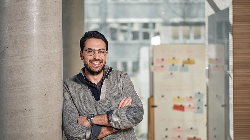 Giuseppe, Mitarbeiter JobRad Leasing schaut freundlich in die Kamera