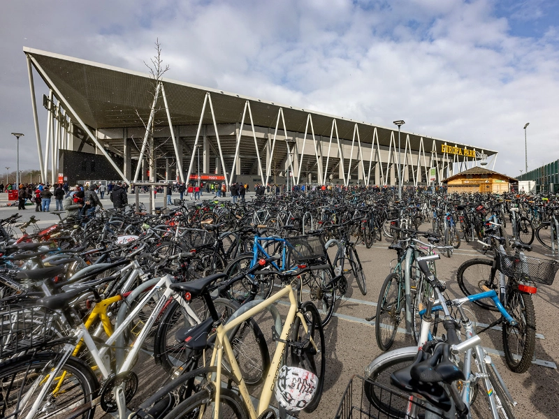 Fahrradstellplätze vor dem Europa-Park Stadion in Freiburg, die am Spieltag voll belegt sind.